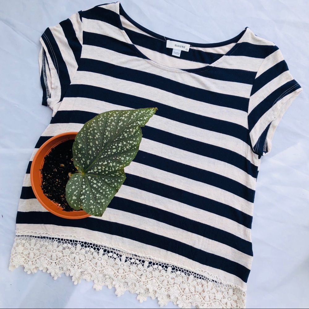 Striped tee with lace hem